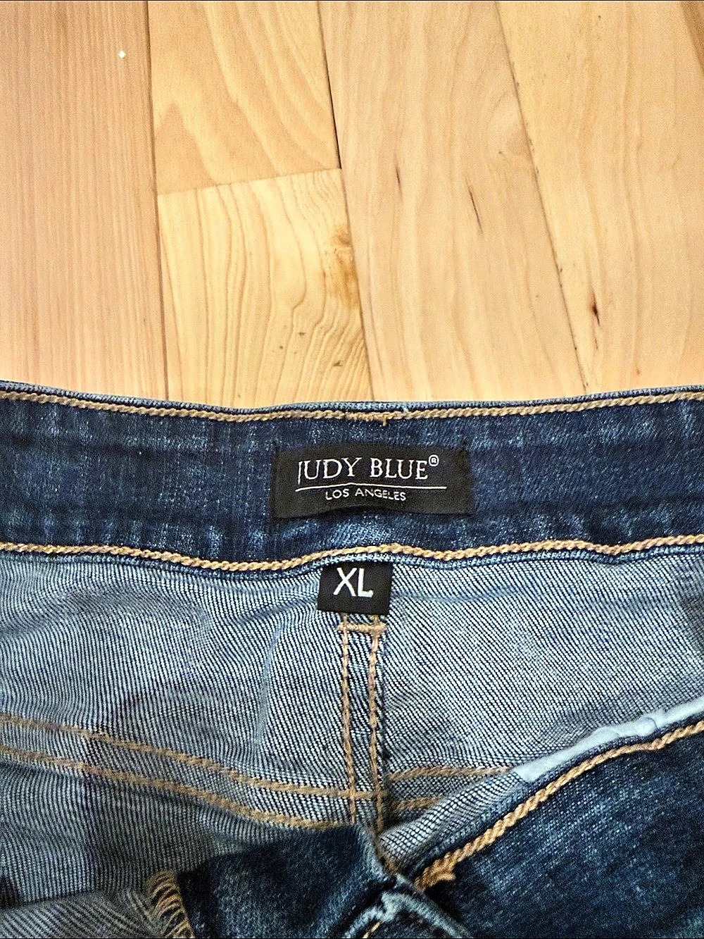 Judy Blue Mid Rise Distressed Paint Splatter Denim Shorts. Size XL - Picture 3 of 3